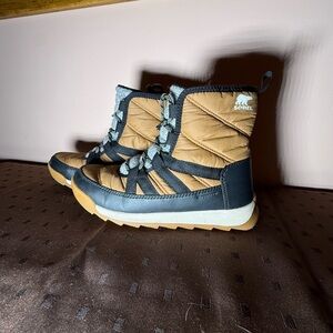 Sorel Whitney II winter boots in Tan and Black